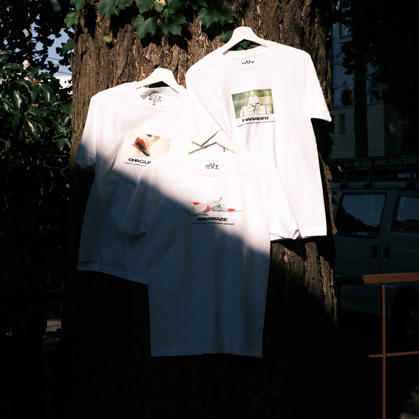 OUTとBAD "OHAGURO_お歯黒" T-Shirts